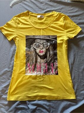 Trac Yellow Graphic VOGUE Short Sleeve Tee